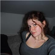 Estudiante en el liceo francés de Madrid toda la vida. Perfectamente trilingüe en español, inglés y francés.